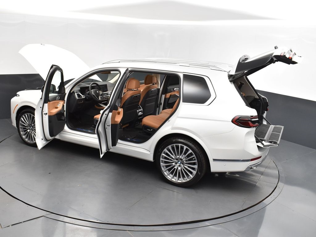 2025 Mineral White Metallic BMW X7 xDrive40i AWD SUV