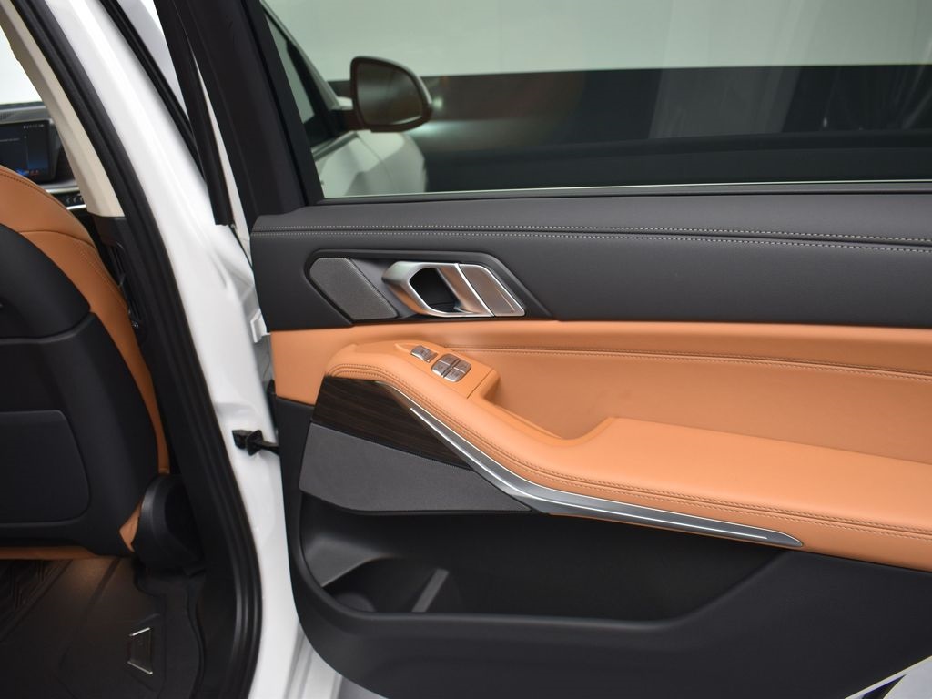 2025 Mineral White Metallic BMW X7 xDrive40i AWD SUV