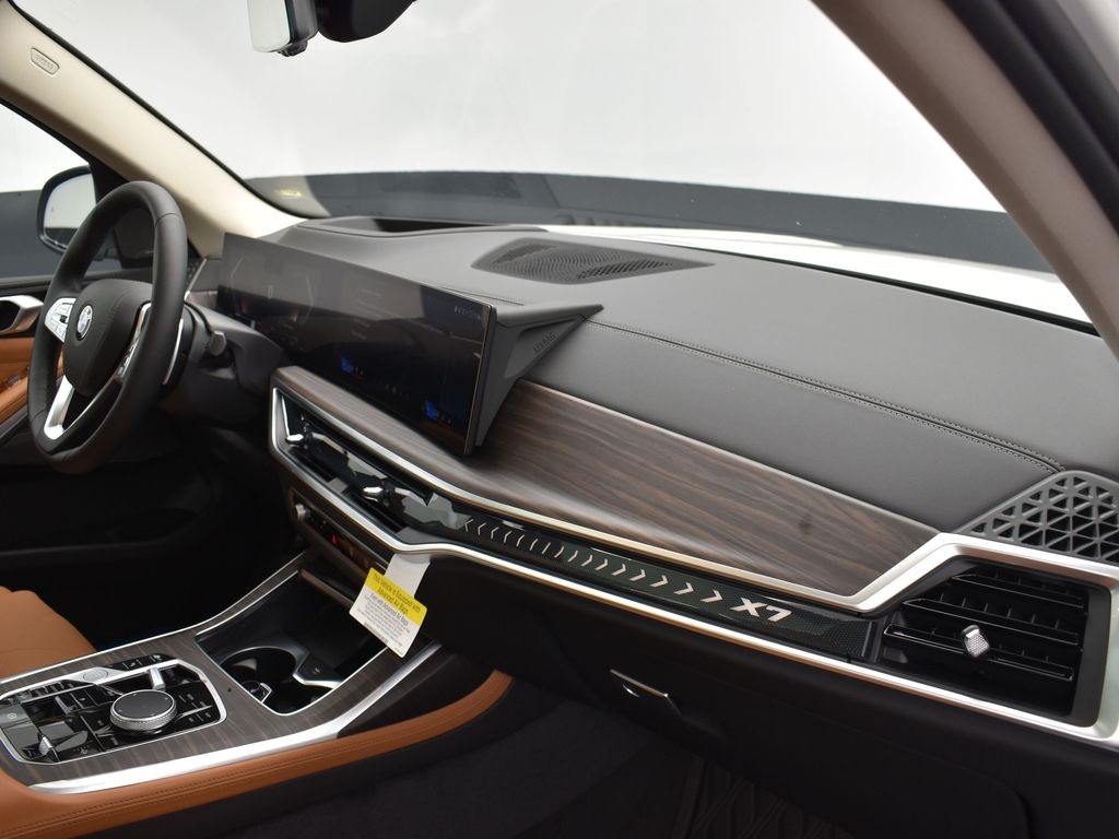 2025 Mineral White Metallic BMW X7 xDrive40i AWD SUV