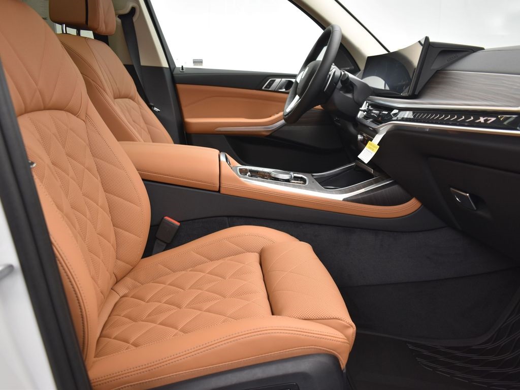 2025 Mineral White Metallic BMW X7 xDrive40i AWD SUV