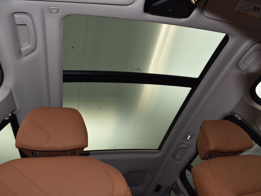 2025 Mineral White Metallic BMW X7 xDrive40i AWD SUV