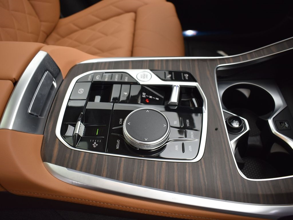 2025 Mineral White Metallic BMW X7 xDrive40i AWD SUV