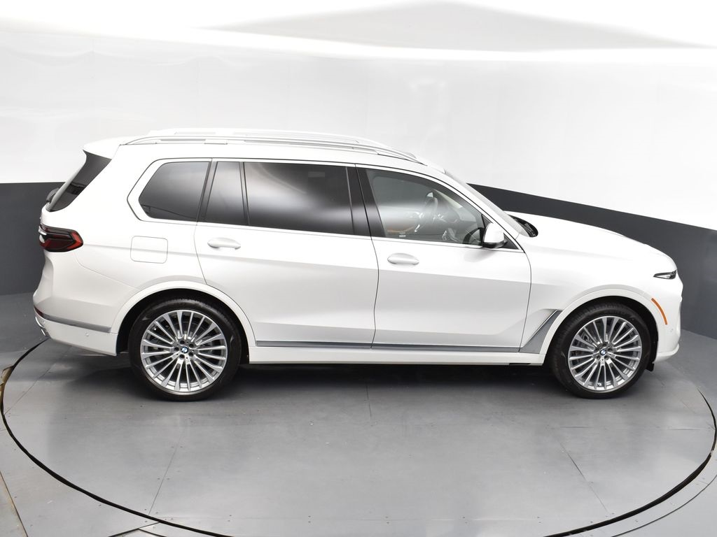 2025 Mineral White Metallic BMW X7 xDrive40i AWD SUV