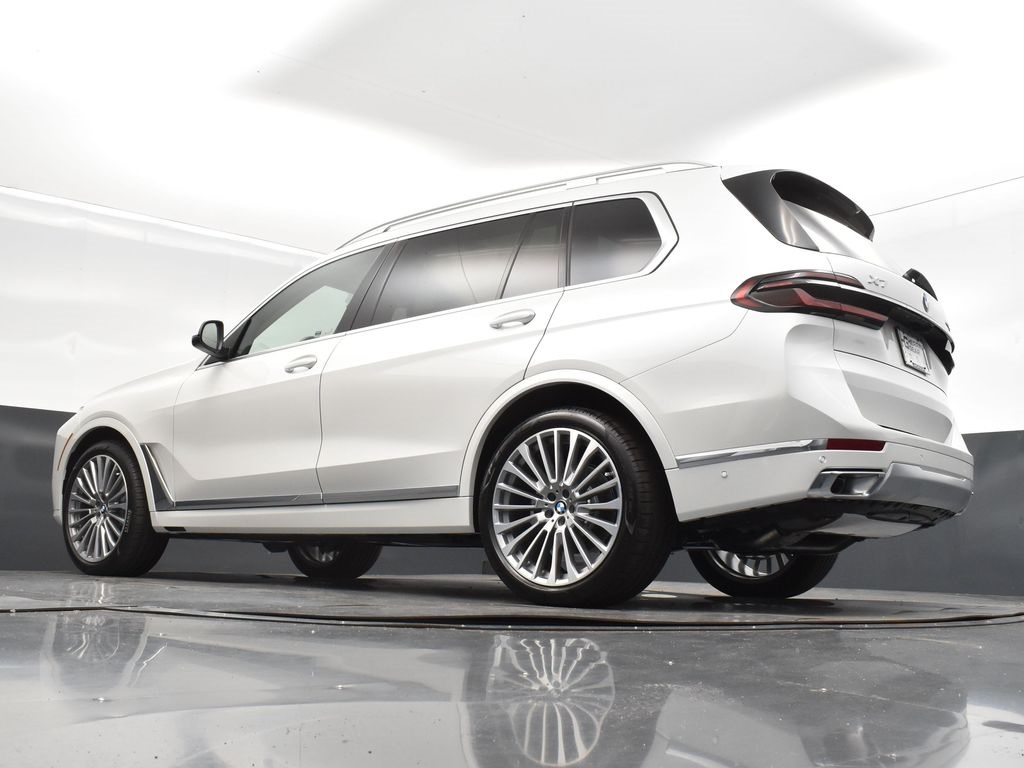 2025 Mineral White Metallic BMW X7 xDrive40i AWD SUV