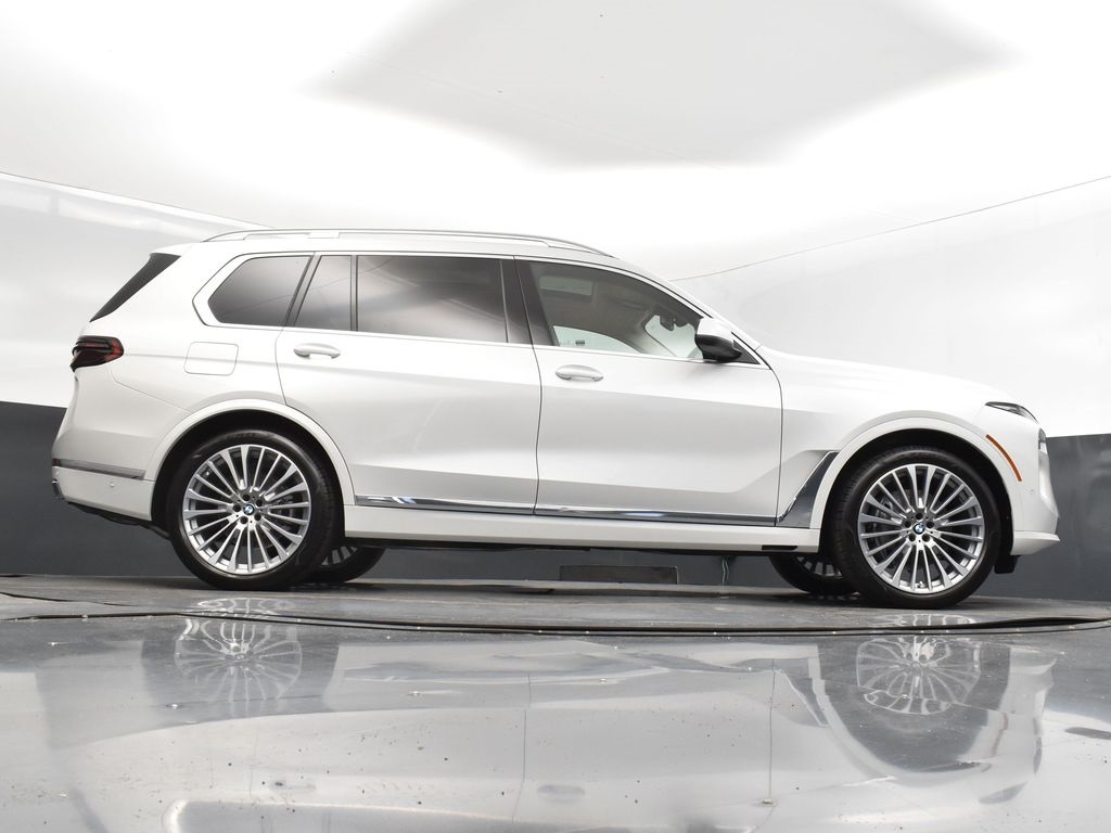 2025 Mineral White Metallic BMW X7 xDrive40i AWD SUV