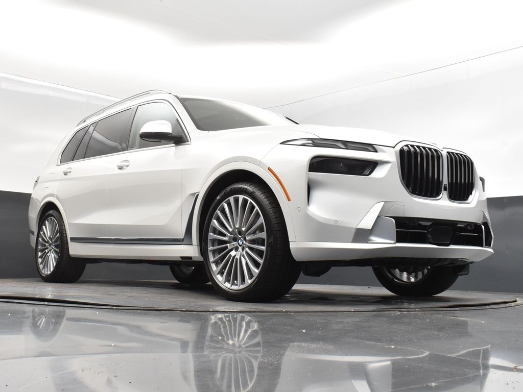 2025 Mineral White Metallic BMW X7 xDrive40i AWD SUV