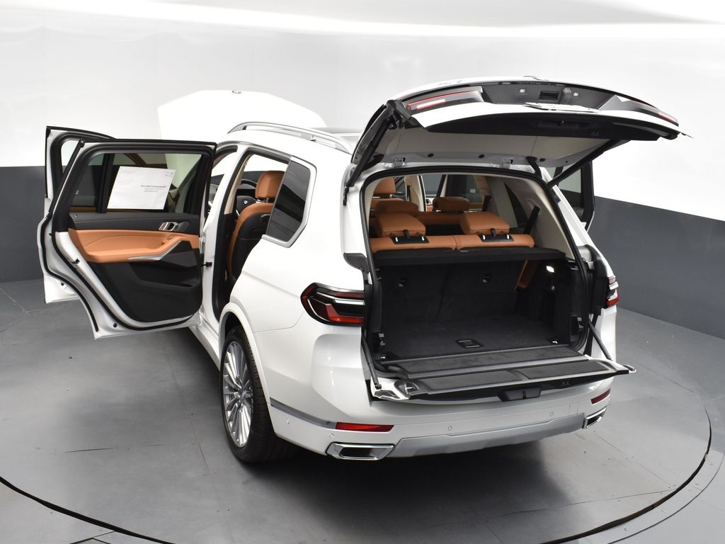 2025 Mineral White Metallic BMW X7 xDrive40i AWD SUV