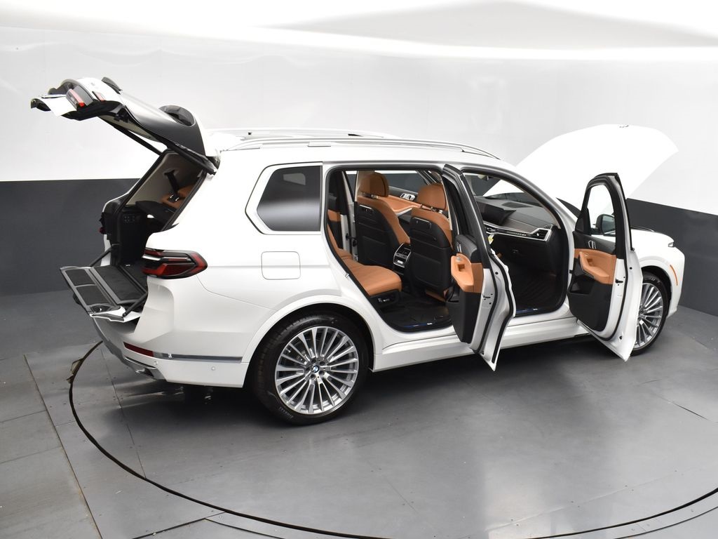 2025 Mineral White Metallic BMW X7 xDrive40i AWD SUV