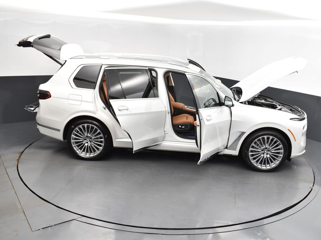 2025 Mineral White Metallic BMW X7 xDrive40i AWD SUV