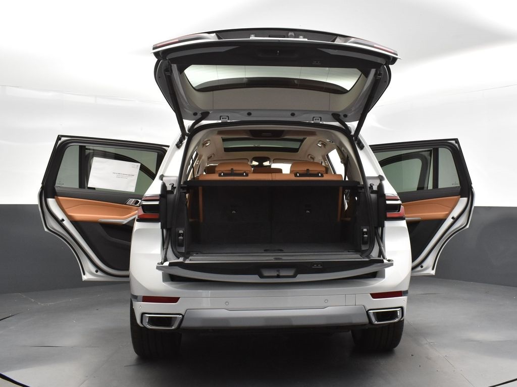 2025 Mineral White Metallic BMW X7 xDrive40i AWD SUV