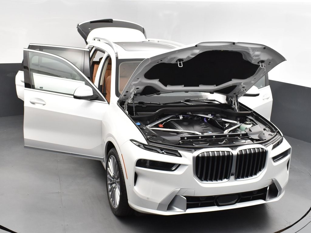2025 Mineral White Metallic BMW X7 xDrive40i AWD SUV