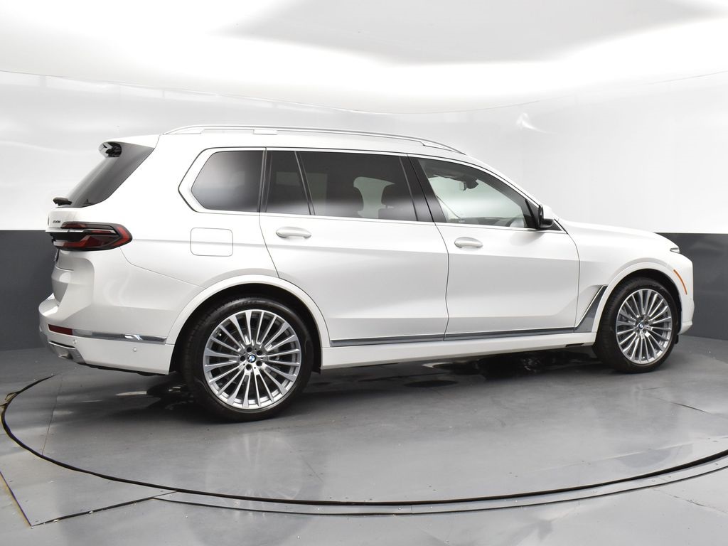2025 Mineral White Metallic BMW X7 xDrive40i AWD SUV