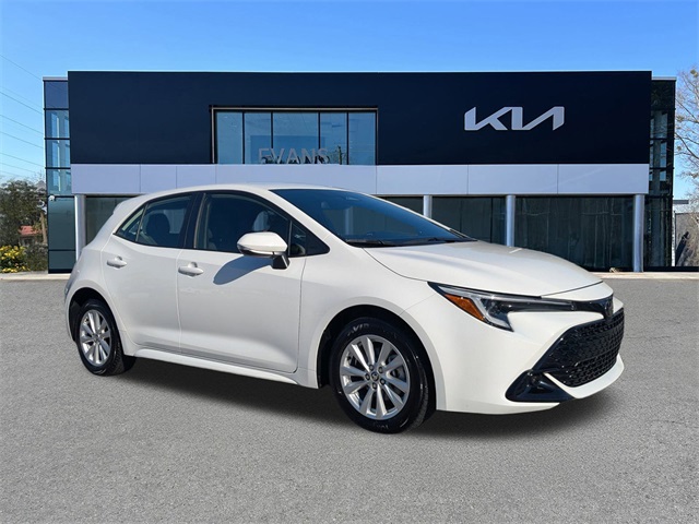 2024 Toyota Corolla Hatchback SE's photo