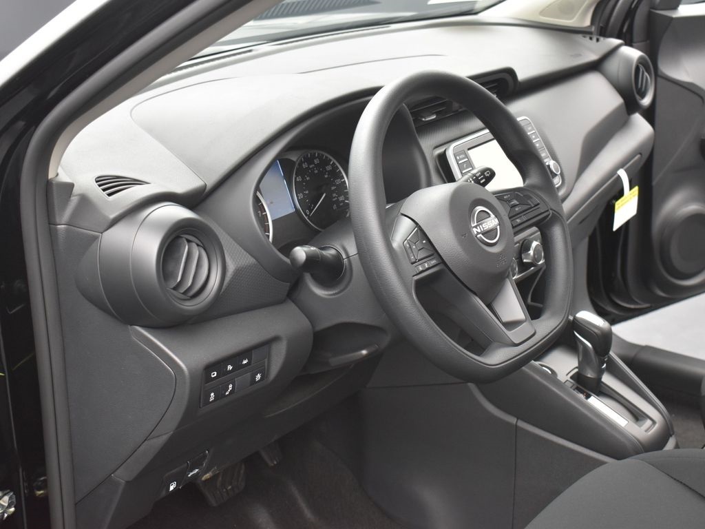 2025 Nissan Kicks Play S photo 6