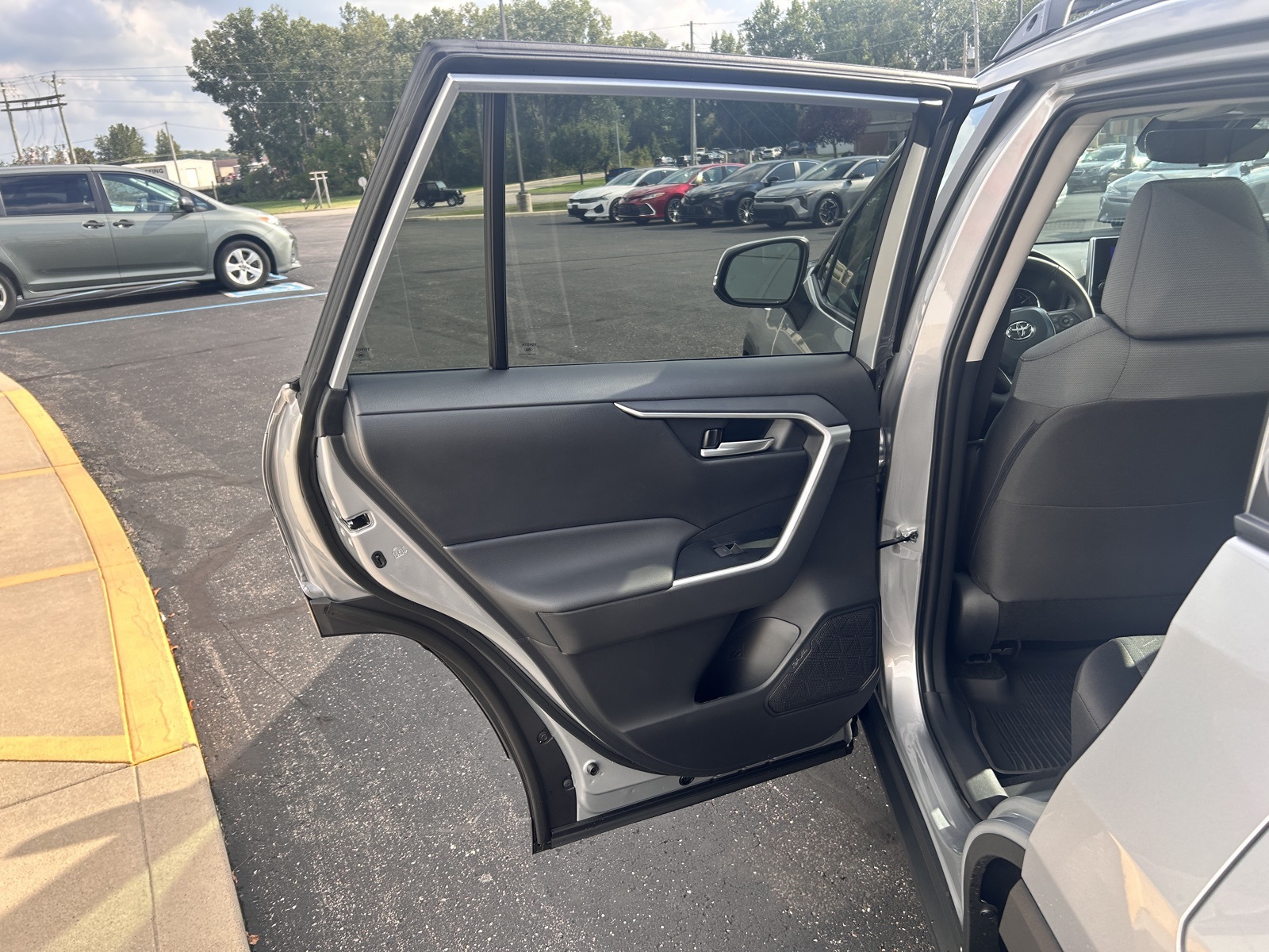 2025 Toyota RAV4 XLE photo 12