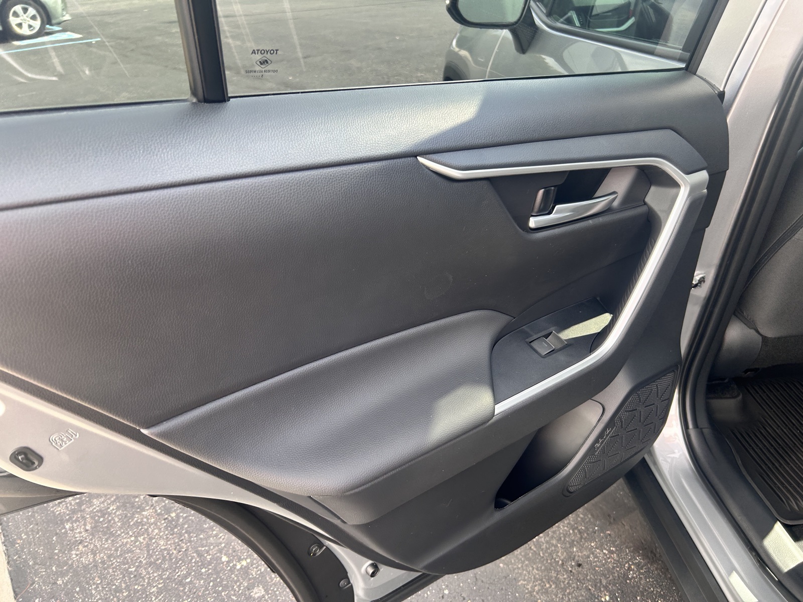 2025 Toyota RAV4 XLE photo 13