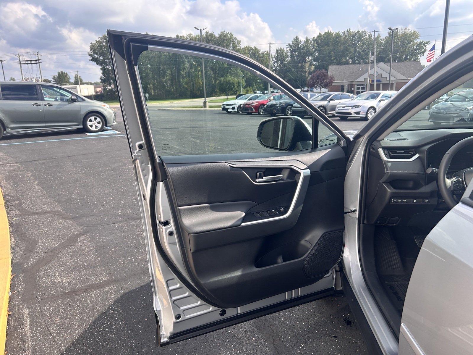 2025 Toyota RAV4 XLE photo 17