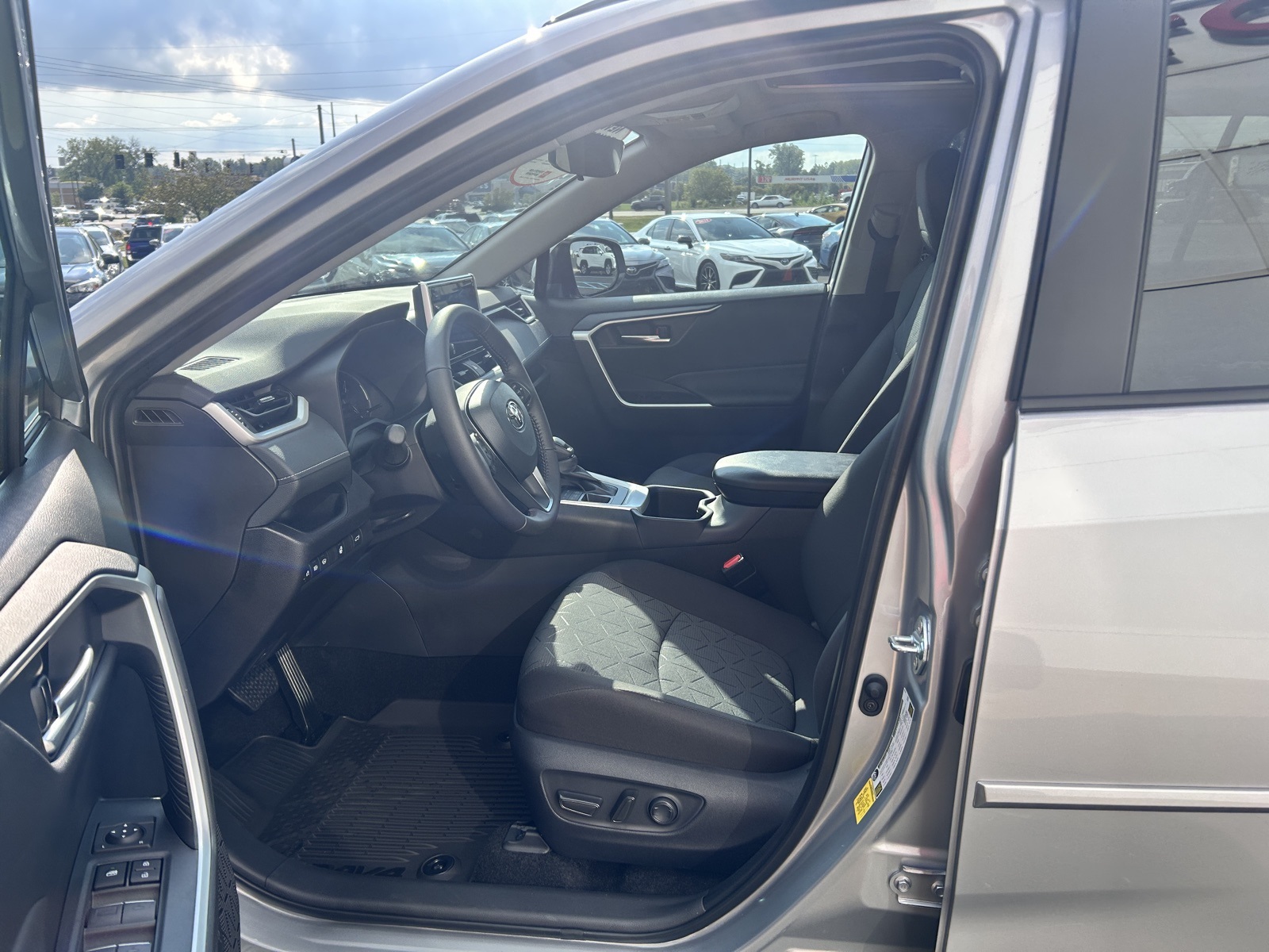 2025 Toyota RAV4 XLE photo 19