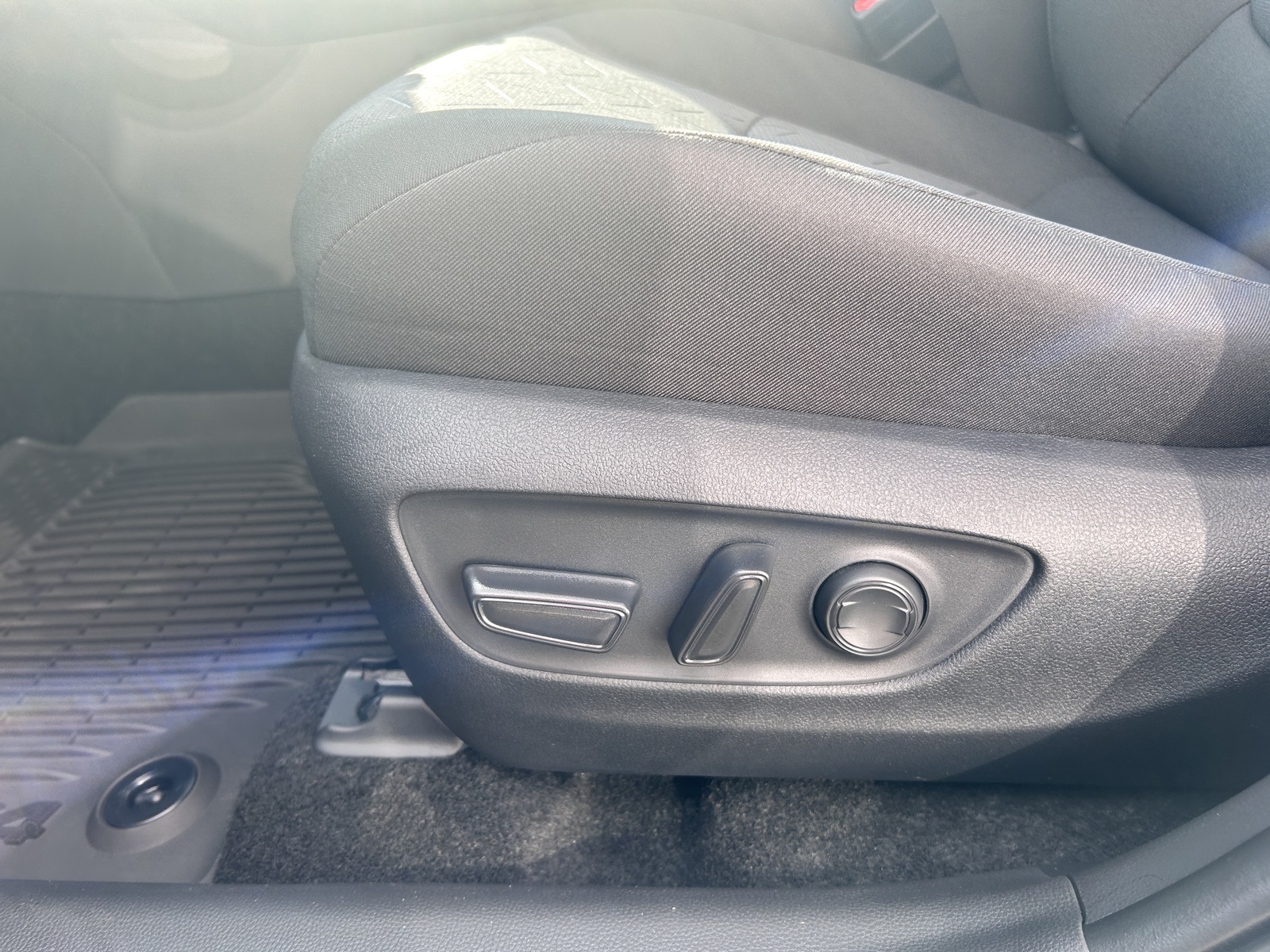 2025 Toyota RAV4 XLE photo 21