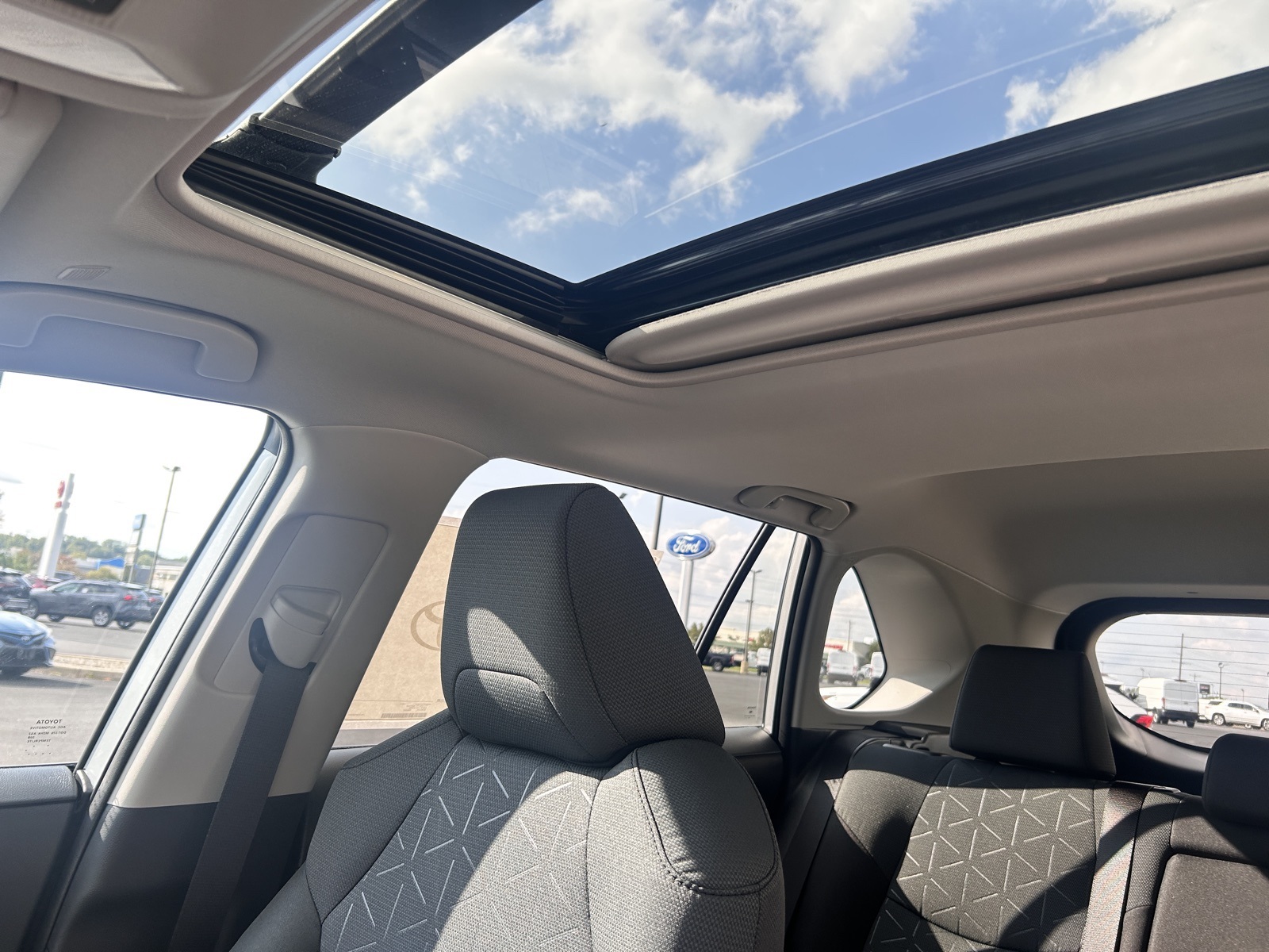 2025 Toyota RAV4 XLE photo 23