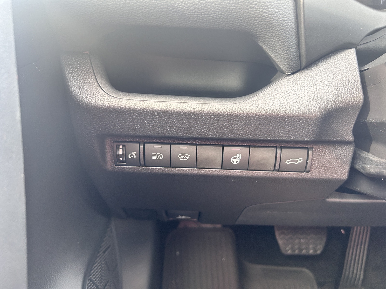2025 Toyota RAV4 XLE photo 25