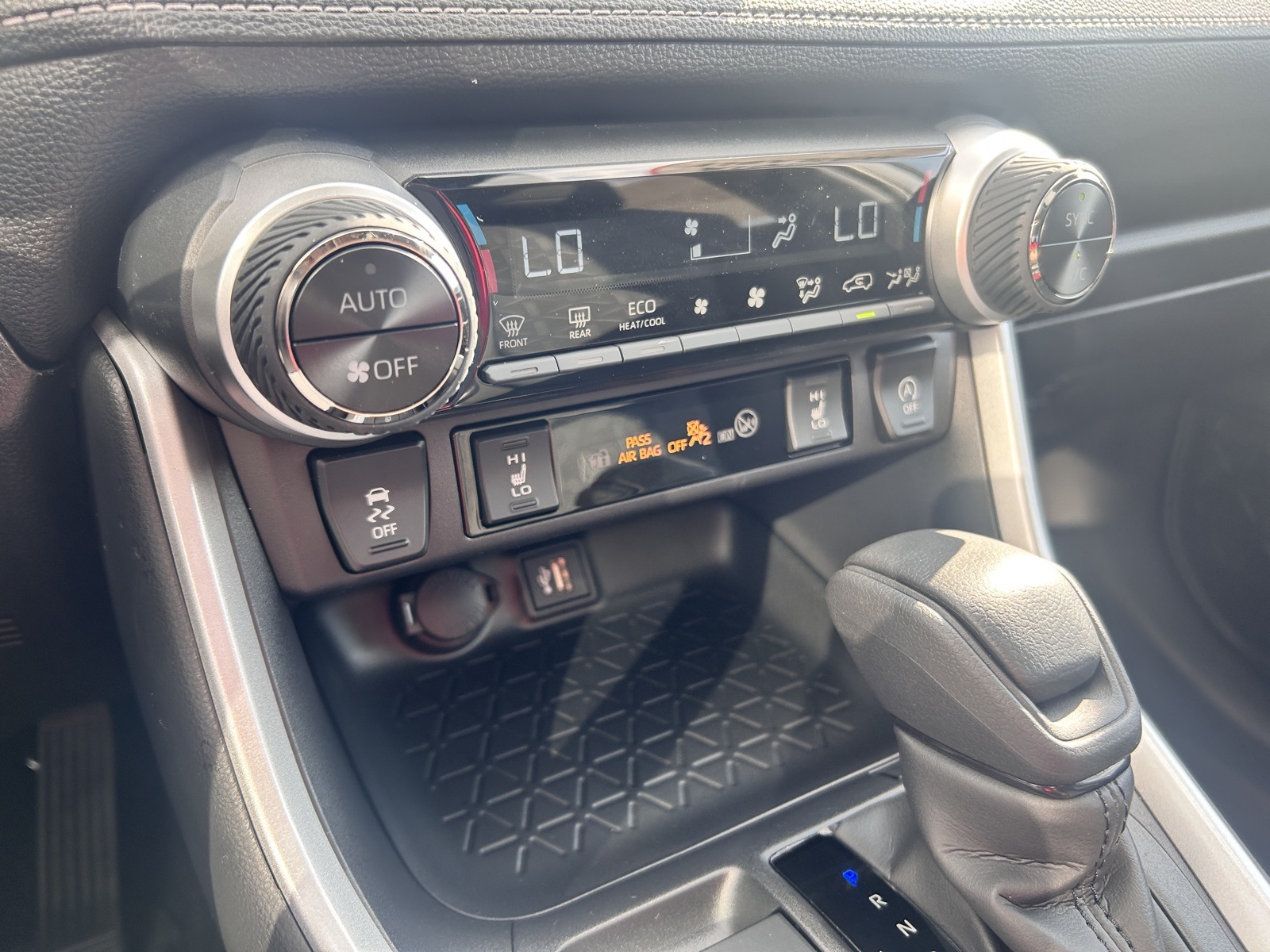 2025 Toyota RAV4 XLE photo 33
