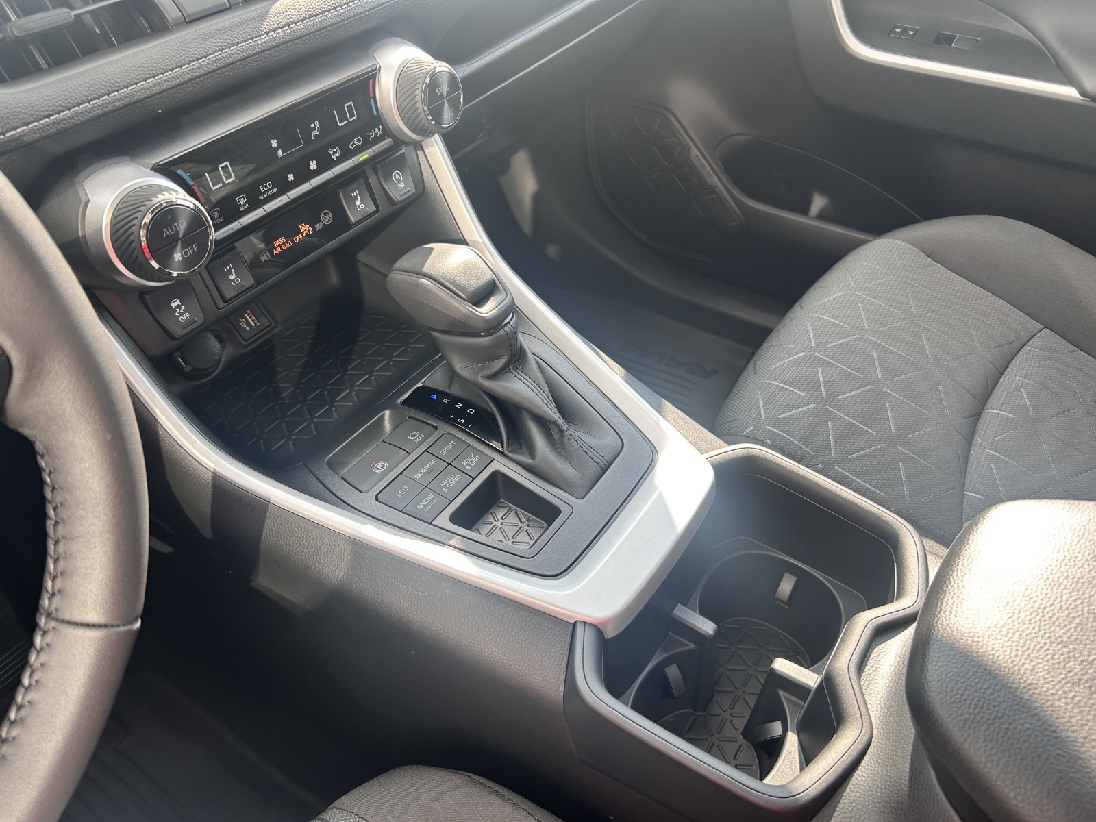 2025 Toyota RAV4 XLE photo 34