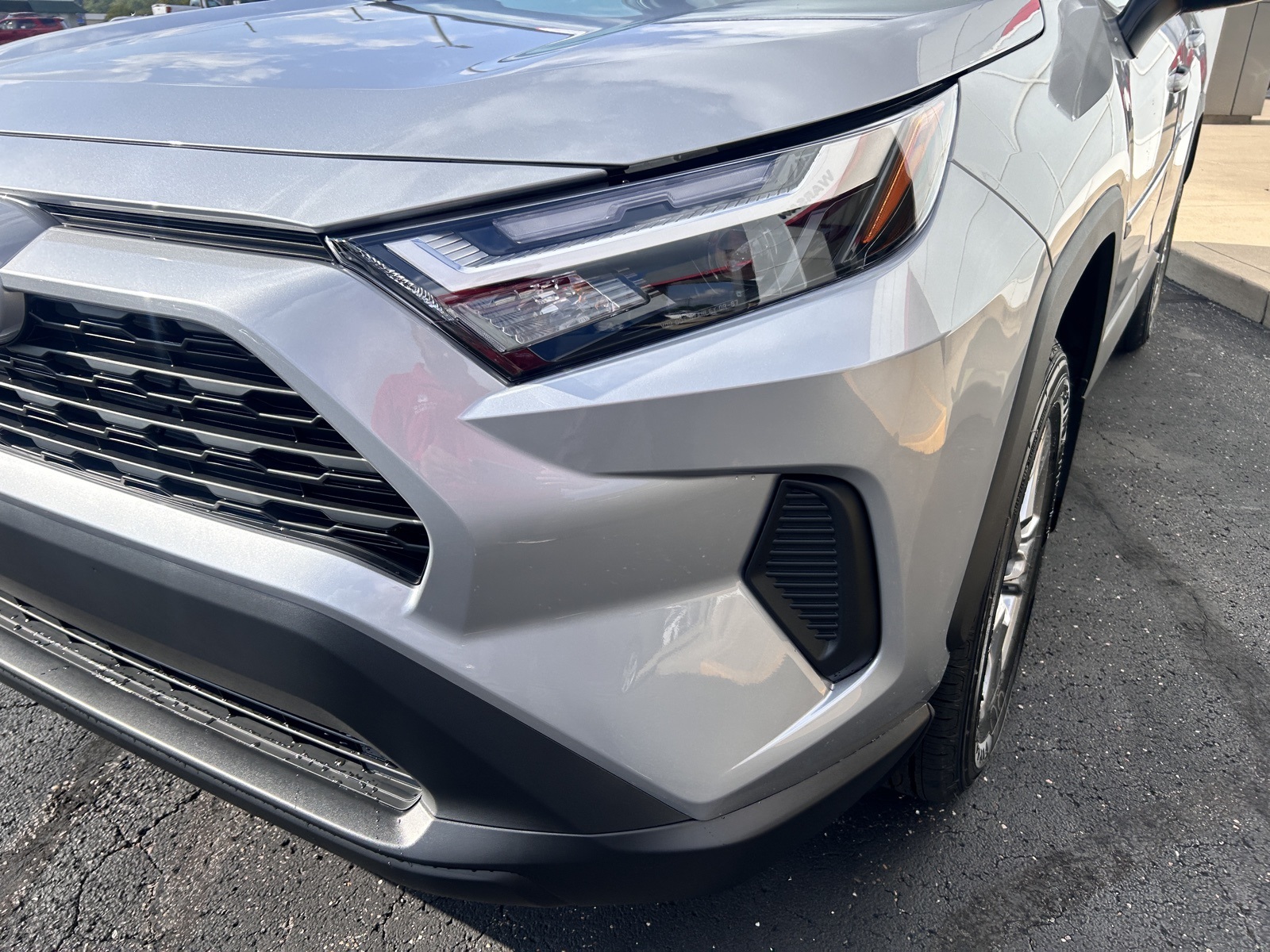 2025 Toyota RAV4 XLE photo 5