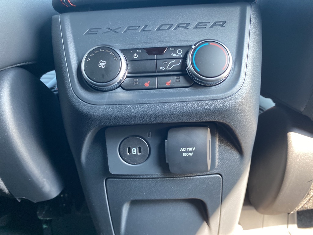 2025 Ford Explorer ST-Line photo 13