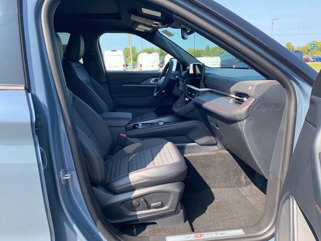 2025 Ford Explorer ST-Line photo 14