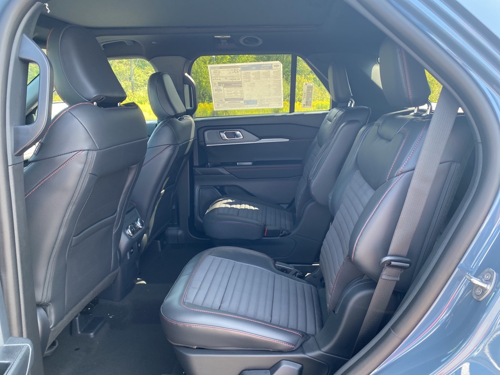 2025 Ford Explorer ST-Line photo 16