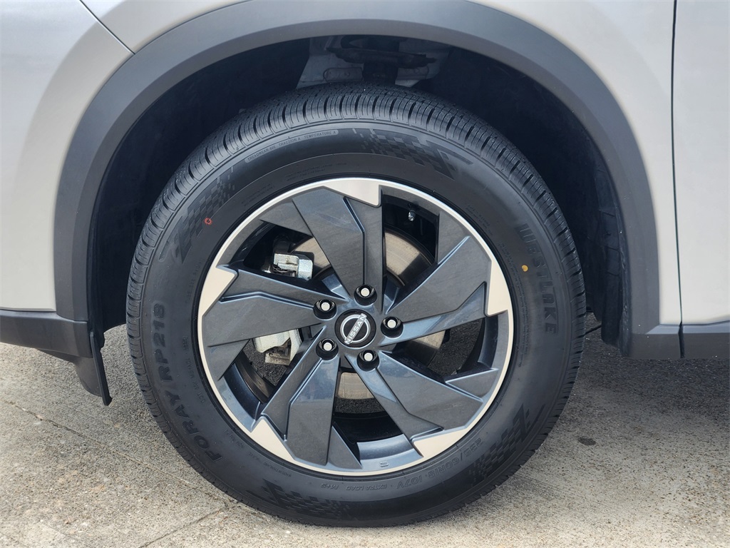 2024 Nissan Rogue SV photo 5