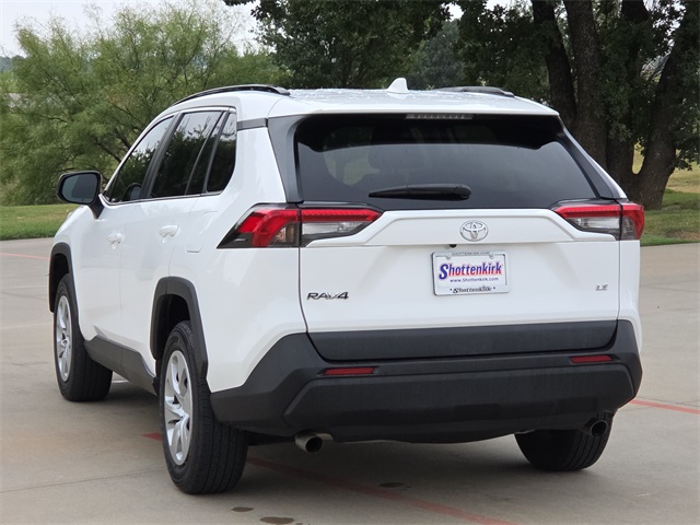 2021 Toyota RAV4 LE photo 2