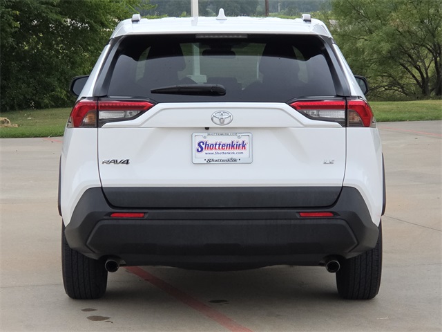2021 Toyota RAV4 LE photo 3