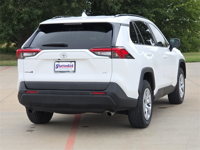 2021 Toyota RAV4 LE photo 4