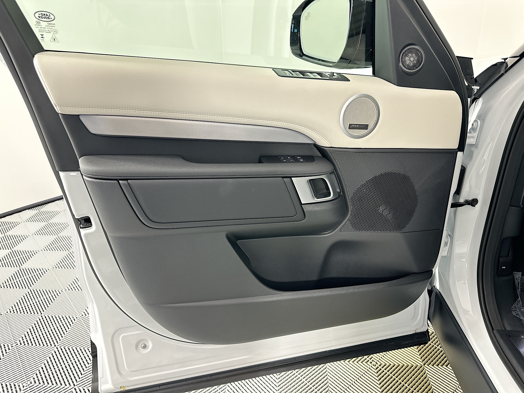 new 2026 Land Rover Discovery car, priced at $76,381