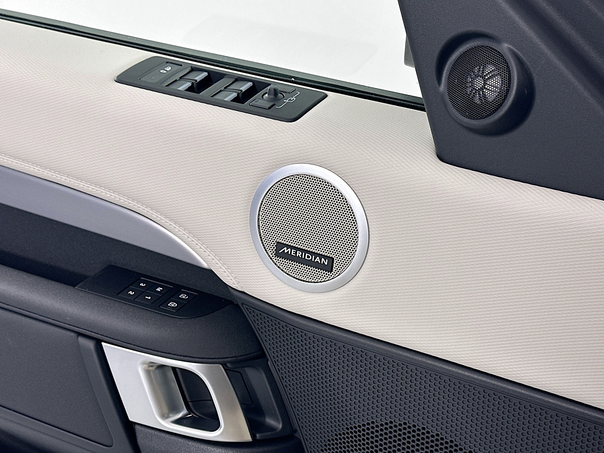 new 2026 Land Rover Discovery car, priced at $76,381