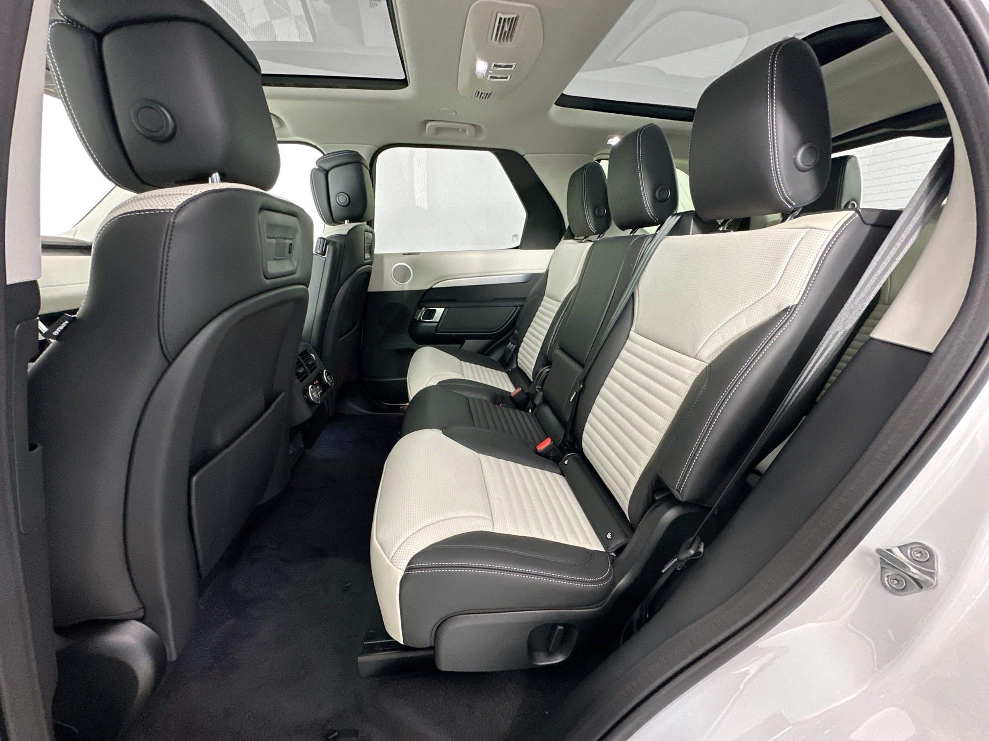 new 2026 Land Rover Discovery car, priced at $76,381