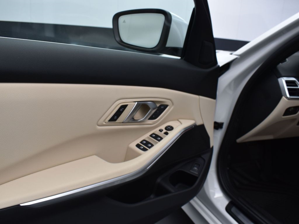 2025 Mineral White Metallic BMW 3 Series 330i RWD Sedan