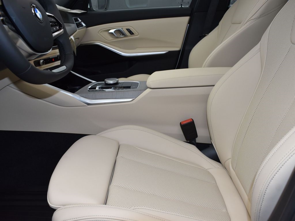 2025 Mineral White Metallic BMW 3 Series 330i RWD Sedan