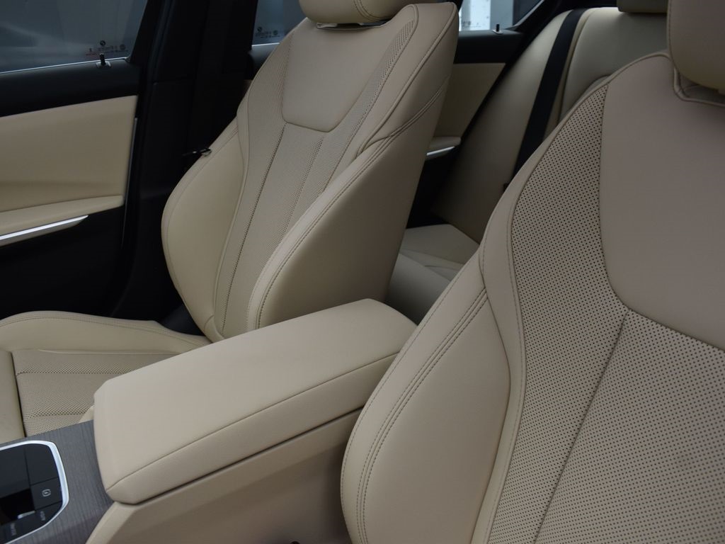2025 Mineral White Metallic BMW 3 Series 330i RWD Sedan