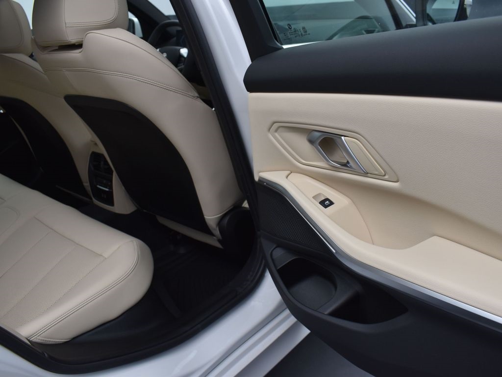2025 Mineral White Metallic BMW 3 Series 330i RWD Sedan