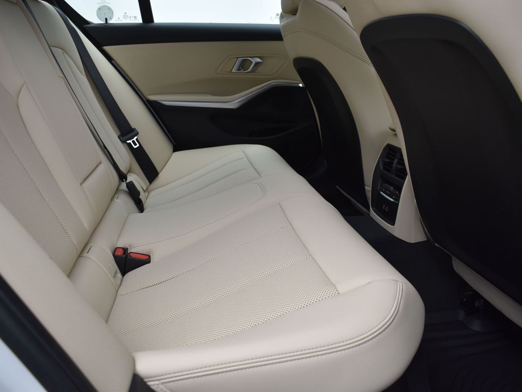 2025 Mineral White Metallic BMW 3 Series 330i RWD Sedan