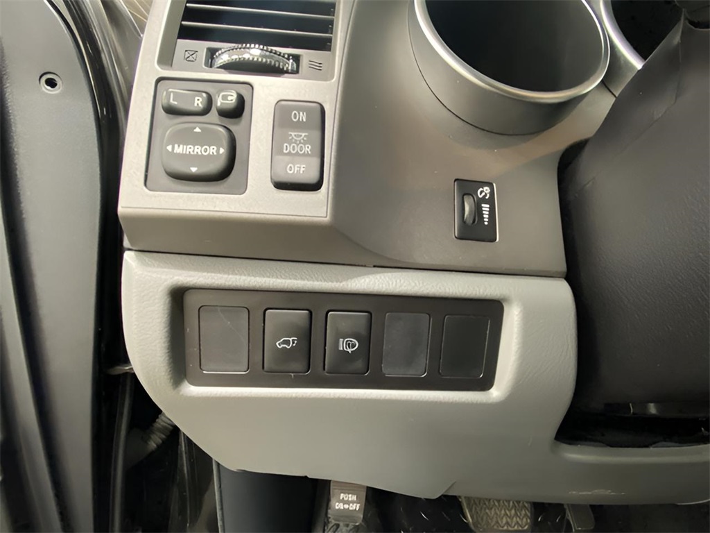 2016 Toyota Sequoia Limited photo 3