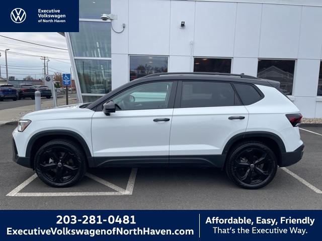 2025 Volkswagen Taos SE Black's photo