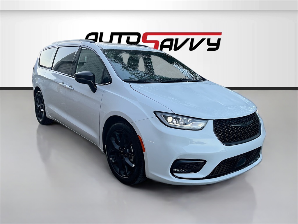 2025 Chrysler Pacifica Limited's photo