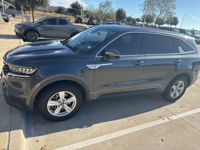 2021 Kia Sorento LX photo 2