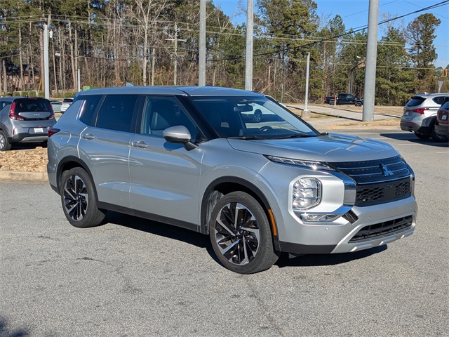 2024 Mitsubishi Outlander SE's photo