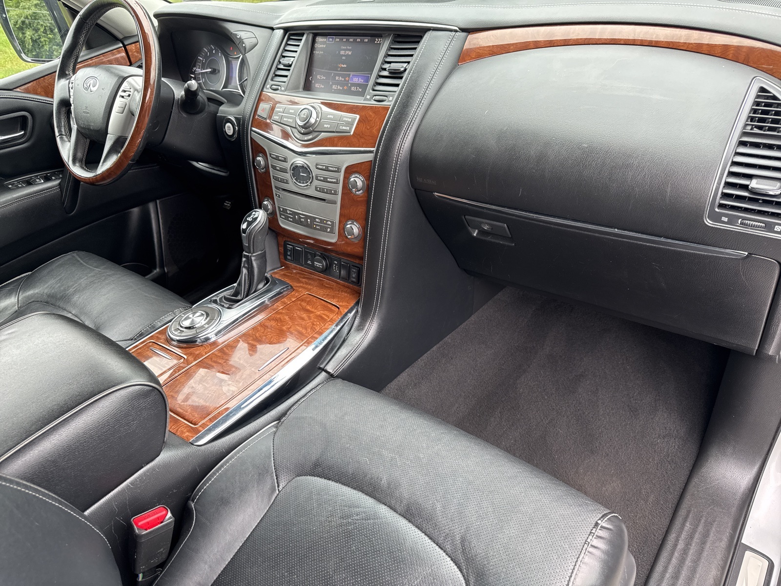 2019 Infiniti QX80 Luxe photo 2