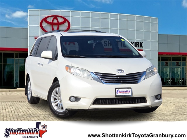 2017 Toyota Sienna XLE's photo